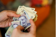 Vești proaste pentru românii care folosesc bani cash! Guvernul restricționează plățile cu numerar în magazinele cash and carry