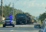 Un tanc a căzut de pe un trailer într-o localitate din Bacău / MApN: Trailerul a evitat un bătrân care traversa neregulamentar