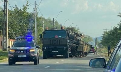 Un tanc a căzut de pe un trailer într-o localitate din Bacău / MApN: Trailerul a evitat un bătrân care traversa neregulamentar