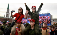 Piața Roșie din Moscova, plină de zeci de mii de ruși veniți la marele concert care sărbătorește anexarea celor patru regiuni ucrainene