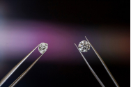 Diamante artificiale versus diamante naturale