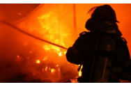 Incendiu puternic în județul Sibiu - Traficul pe DN7 a fost oprit, o persoană a murit
