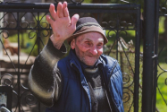 Moș Loghin, veteranul de război din Fărău și-a recăpătat complet vederea la 102 ani, după ce a fost operat cu succes la ambii ochi