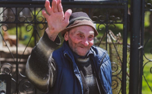 Moș Loghin, veteranul de război din Fărău și-a recăpătat complet vederea la 102 ani, după ce a fost operat cu succes la ambii ochi