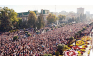 Record de participare la pelerinajul religios de la Catedrala Mitropolitană din Iaşi: 65.000 de oameni stau la rând