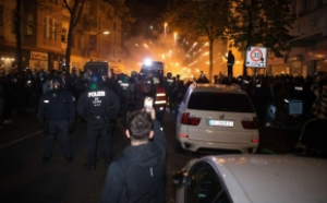 Scene de război în Berlin! Zeci de polițiști răniți după un miting masiv al arabilor și musulmanilor: Ardeți tot!
