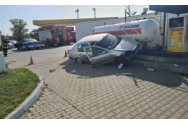 Pericol uriaș: în urma unui accident, o mașină a ricoșat direct într-o stație de GPL