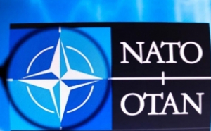 NATO cere statelor membre să nu își mai protejeze afacerile naționale: Producția de artilerie trebuie sporită cu orice preț