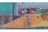 Oamenii și-au pierdut pofta pentru berea Tsingtao după ce au văzut filmarea cu muncitorul urinând într-un container
