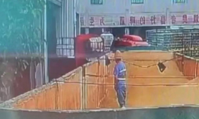 Oamenii și-au pierdut pofta pentru berea Tsingtao după ce au văzut filmarea cu muncitorul urinând într-un container