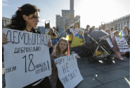 Soțiile soldaților ucraineni au manifestat pentru a cere demobilizarea acestora după 18 luni de război