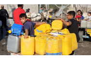 Oamenii din Gaza au stat la cozi uriașe pentru apă la o clădire ONU