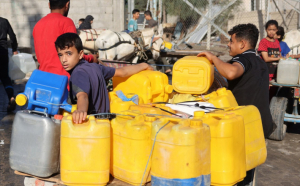 Oamenii din Gaza au stat la cozi uriașe pentru apă la o clădire ONU