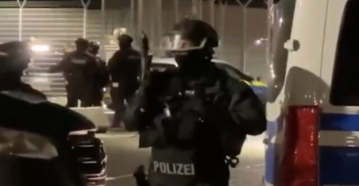 Alertă în Aeroportul din Hamburg: Un bărbat a trecut cu mașina peste bariera de securitate ajungând în zona pistei. Un copil a fost luat ostatic / Zeci de zboruri afectate