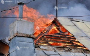 Două persoane au fost rănite în urma unui incendiu izbucnit la o gospodărie din Viişoara