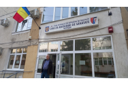 Zeci de angajaţi ai Casei Judeţene de Asigurări de Sănătate Botoşani au ieșit în stradă