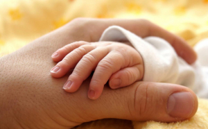 O femeie din Botoșani a născut o fetiță mai mică decât o pâine