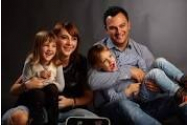 Sondaj demolator pentru USR. 70% dintre români ar vota pentru redefinirea familiei drept căsătoria între un bărbat și o femeie