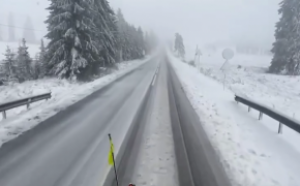  Drumuri blocate de zăpadă în județul Suceava. Circulaţia rutieră este oprită