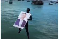 În Zanzibar, localnicii strigau „hakuna matata” şi se aruncau în apă cu portretul lui Iohannis