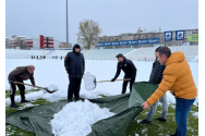Dorinel Munteanu dă zăpada cu lopata la Galați pentru ca meciul de la 17.30 să se poată juca