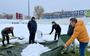 Dorinel Munteanu dă zăpada cu lopata la Galați pentru ca meciul de la 17.30 să se poată juca