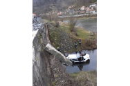 Accident spectaculos în Vâlcea: Un autoturism a ieşit de pe DN 7 şi a plonjat într-o baltă