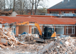 Un bărbat din Sibiu i-a distrus casa vecinului cu buldoexcavatorul pentru că acesta i-ar fi făcut avansuri soției sale