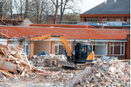 Un bărbat din Sibiu i-a distrus casa vecinului cu buldoexcavatorul pentru că acesta i-ar fi făcut avansuri soției sale