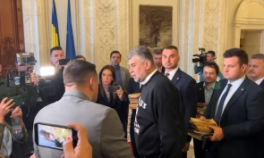 Ciolacu, schimb de replici cu George Simion pe holurile Parlamentului. Ce cadou a primit de la liderul AUR: 'Am auzit că și-a luat BAC-ul mai târziu'