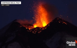 Vulcanul Etna a erupt din nou, aruncând lavă fierbinte pe versanții săi înzăpeziți