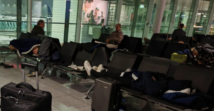 Emil Boc, marele absent de Ziua Națională. A dormit pe scaune în aeroport