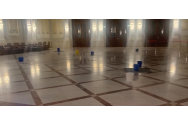 Imaginea zilei: În Parlament pe jos, pe marmură, sunt așezate găleți din plastic în care se strânge apa infiltrată prin tavan