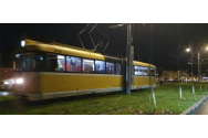 ‘Ai de ma-sa!’ Primul test cu tramvaiul pe noile linii de pe bulevardul Cetatii la Timisoara, un dezastru: Garnitura a ‘sters’ in mers un stalp ce sustine firele de contact pentru ca… spatiul e prea ingust.