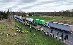 Vameșii ucraineni au paralizat granițele României: Camioanele de Ucraina stau 720 de ore la Vama Halmeu