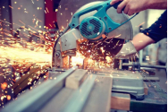  Top 5 avantaje ale fierăstrăului pentru debitarea metalului oferite companiilor din industria metalurgică