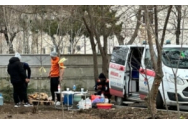 Se întâmplă în România! Porci descărcați din ambulanță și sacrificați în parc
