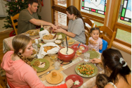 Copiii nu trebuie să stea la masă până termină toată lumea de mâncat! Regulile sociale și mesele în familie
