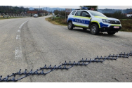 Şofer oprit de poliţişti  la Suceava după ce aceştia au întins cu dispozitivul cu ţepi