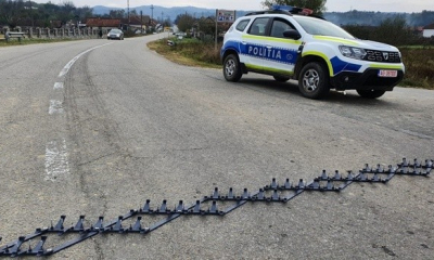 Şofer oprit de poliţişti  la Suceava după ce aceştia au întins cu dispozitivul cu ţepi