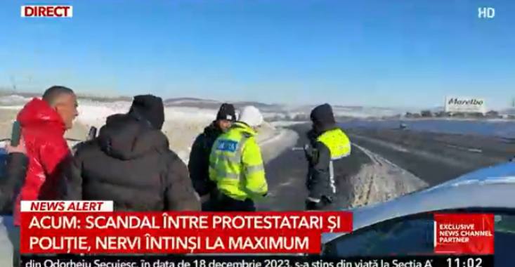 Scandal între transportatori și polițiști, la Suceava. Protestatarii au fost blocați în parcare / „Asta e o întărâtare la mânie“