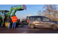 Cascadorii râsului în Germania. Un activist ecologic enervat de protestul fermierilor a încercat să remorcheze un tractor cu propria Dacie