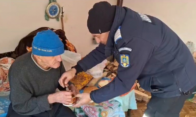 Jandarmii din Bacău îngrijesc, de trei ani, un octogenar rămas singur pe lume