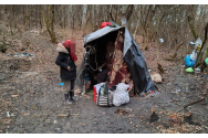 Opt oameni locuiau într-o colibă în pădure, în plină iarnă, în Bistrița. Printre ei, doi copii bolnavi, care au ajuns la UPU