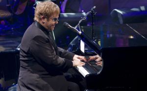 Elton John vinde un pian la licitație. Piesa costă 50.000 de dolari