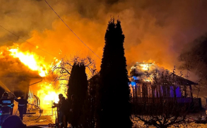 Agoniseala de-o viaţă a unei familii, transformată în scrum. Incendiu catastrofal într-o gospodărie din Neamţ