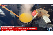 Protestatarii din Vama Siret au gătit un miel cu mămăligă și îl așteaptă pe premierul Ciolacu