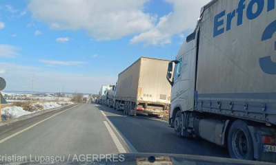  Scandal la Siret. 150 de șoferi străini au protestat împotriva fermierilor care au blocat drumul către vamă