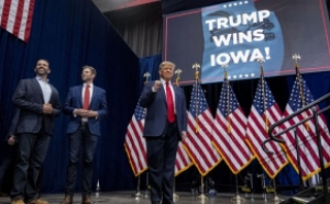 Trump defilează - După victoria în primele alegeri, un important contracandidat se retrage și îl susține