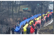  „Tricolorul călător” trece prin localități din Muntenia și Moldova pentru a vesti Unirea. Drapelul are 120 de metri